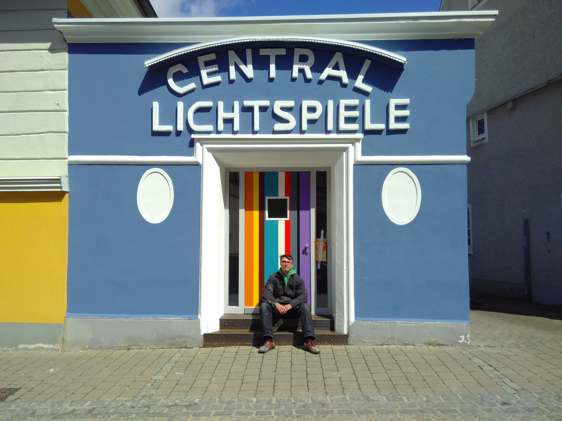 Gerhard Rießbeck vor seinem Atelier